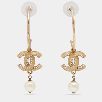 推荐Chanel Gold Tone Crystal & Enamel CC Faux Pearl Drop Hoop Earrings商品