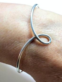 小银瓶精选, Alexa Martha Designs | Timeless Classic Silver Reversible Teardrop Awareness Bangle SMALL 6 INCH WRIST商品图片 