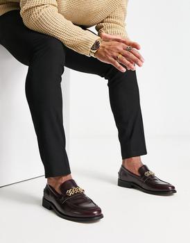 推荐ASOS DESIGN loafers in burgundy faux leather with gold broach detail商品