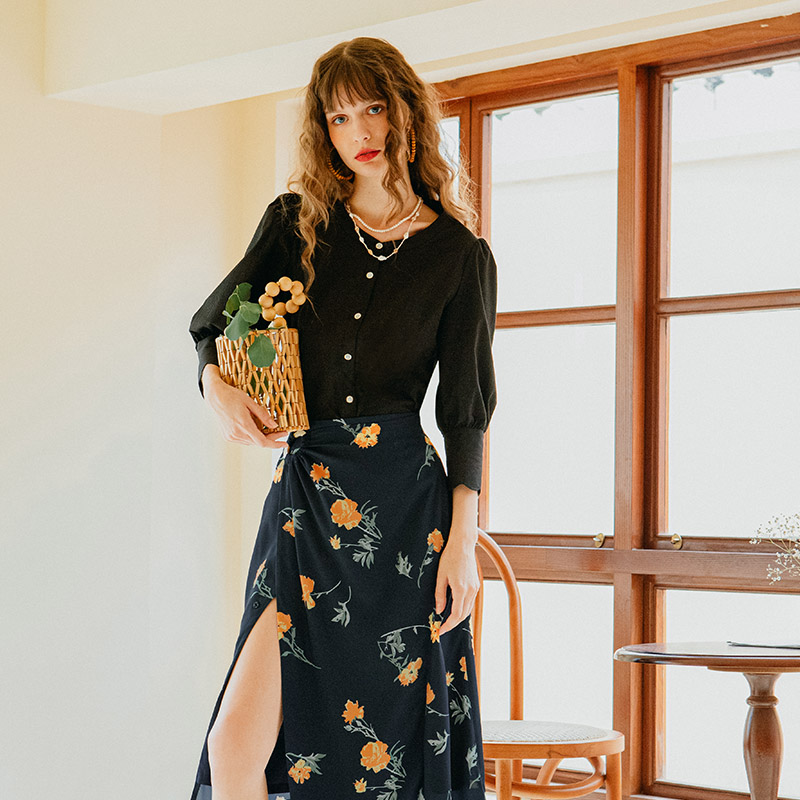 Petite Studio NYC | Nova虞美人印花侧开衩飘逸半裙 | Nova Skirt - Navy Floral商品图片,包邮包税