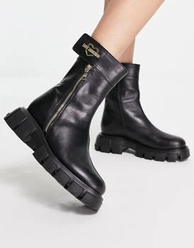 推荐Love Moschino chunky ankle boots with gold heart in black商品
