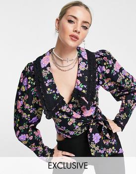 推荐Reclaimed Vitnage long sleeve wrap around blouse with lace collar in black floral print商品