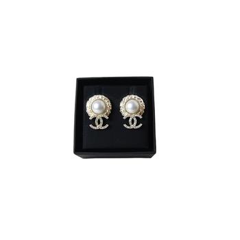 商品Chanel Pearl Studded CC Earring,商家NOBLEMARS,价格¥6768图片