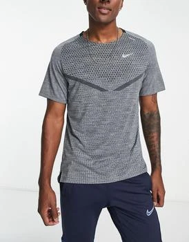 推荐Nike Training Glitch Camo dri-FIT printed t-shirt in black商品