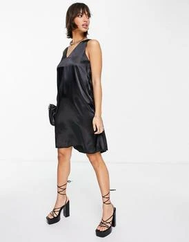 推荐Vero Moda sleeveless mini smock dress in satin black商品