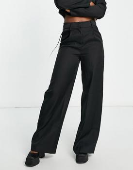 In The Style | In The Style x Yasmin Devonport exclusive relaxed tailored trouser co-ord in black商品图片,