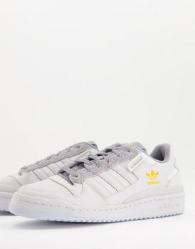 推荐adidas Originals Forum low trainers in grey and off white商品