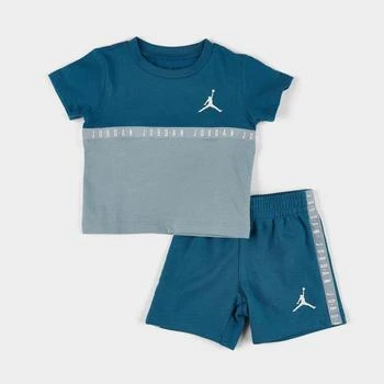 Jordan | Infant Jordan Colorblock Taped T-Shirt and Shorts Set,商家Finish Line,价格¥296