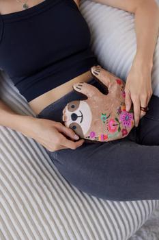 Urban Outfitters | Huggable Sloth Cooling & Heating Pad商品图片,额外8.7折, 额外八七折