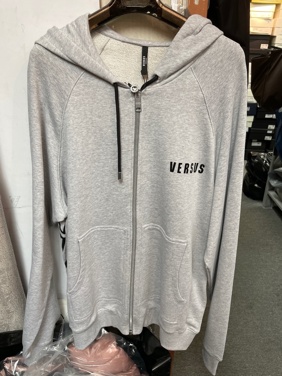 范思哲卫衣好用吗, Versace | VERSACE 男士灰色棉质后背狮头图案印花拉链连帽卫衣 BU90572-BJ20643-B8636商品图片 独家减免邮费