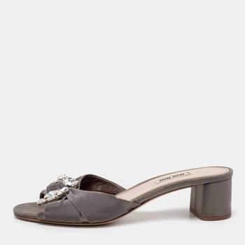 推荐Miu Miu Grey Satin and Canvas Knot Crystal Embellished Slide Sandals Size 39.5商品