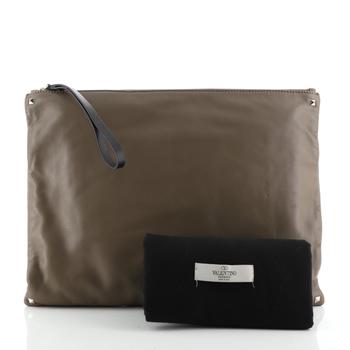 加拿大valentino包, [二手商品] Valentino | Valentino Rockstud Wristlet Clutch Leather Oversized Brown商品图片 