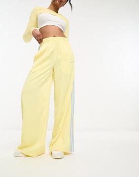 商品Adidas | adidas Originals Island Club trousers in yellow,商家ASOS,价格¥587图片