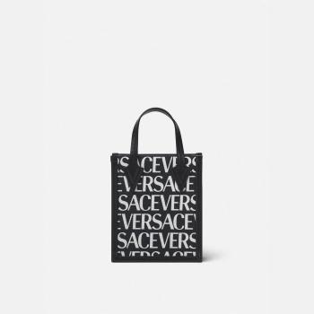 商品Versace | 包税【预售7天发货】 VERSACE 23秋冬 男士 手提包 VERSACE ALLOVER斜挎包 1008912-1A06766_5BA3V,商家TLS PARIS,价格¥8028图片