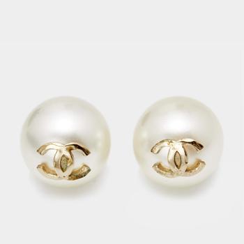 推荐Chanel Pale Gold Tone Large Faux Pearl Stud Earrings 商品