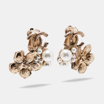 商品Chanel CC Camellia Faux Pearl Clip On Stud Earrings图片