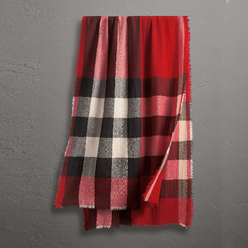 BURBERRY 女士紫红色粉色轻质格纹羊绒围巾 3999708,价格$389.85