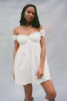 Urban Outfitters | UO Eliza Eyelet Off-The-Shoulder Mini Dress商品图片,5.6折, 1件9.5折, 一件九五折