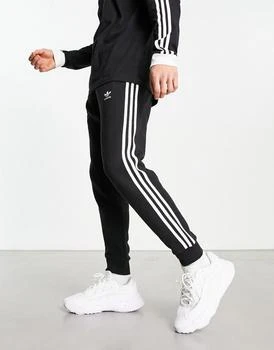 推荐adidas Originals three stripe joggers in black商品