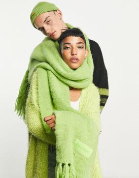 推荐COLLUSION Unisex fluffy knit logo scarf in yellow green商品