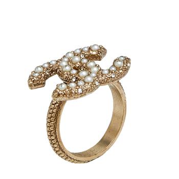商品Chanel CC Pale Gold Tone Crystal and Faux Pearl Embedded Ring Size 54图片