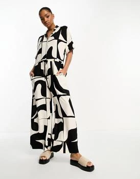 推荐Monki loose fit jumpsuit in black and cream abstract print商品
