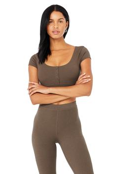 商品Alo | Blissful Henley Bra Top - Hot Cocoa,商家Alo yoga,价格¥337图片