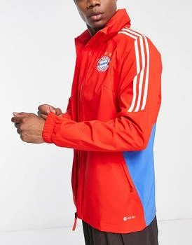 推荐adidas Football FC Bayern Munich hooded rain jacket in red and blue商品