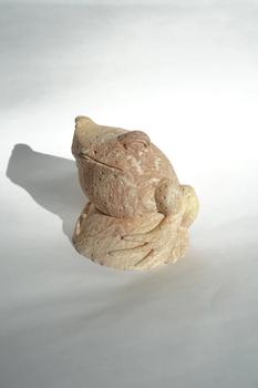 商品Oh Dang That's Cute | Vintage Stone Frog Figurine,商家Urban Outfitters,价格¥399图片