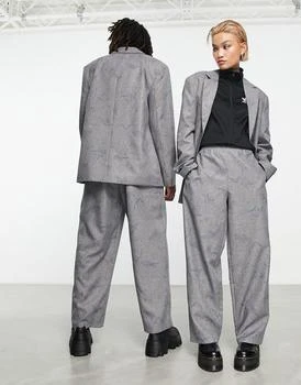 推荐COLLUSION Unisex trousers with elasticated waistband in light grey with blue print商品