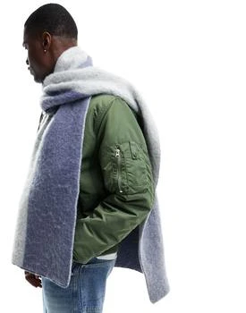 推荐ASOS DESIGN blanket scarf in two tone blue商品