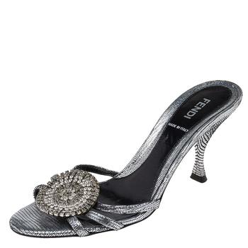 芬迪鞋真假, [二手商品] Fendi | Fendi Silver Texture Leather Crystal Logo Embellished Sandals Size 36商品图片 4折