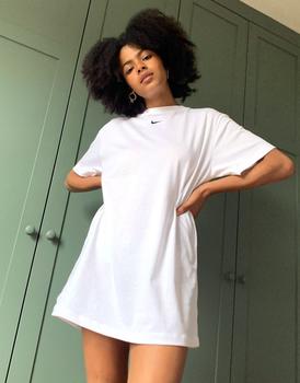 推荐Nike mini swoosh oversized t-shirt dress in white商品