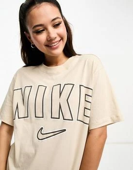 推荐Nike varsity boyfriend t-shirt in sanddrift beige商品
