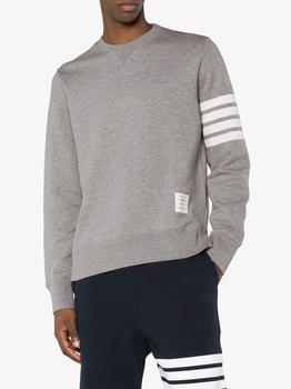 推荐THOM BROWNE MEN CLASSIC SWEATSHIRT WITH ENGINEERED 4 BAR IN CLASSIC LOOP BACK商品