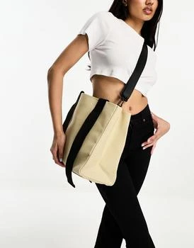 推荐ASOS DESIGN canvas tote bag with contrast strap and detachable crossbody bag strap商品