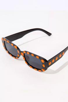 商品Zig Zag Goods LLC | Zig Zag Cheese Puff Sunglasses,商家Urban Outfitters,价格¥472图片
