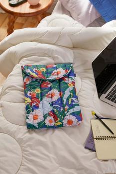 推荐BAGGU UO Exclusive Astrology Puffy 16” Laptop Sleeve商品