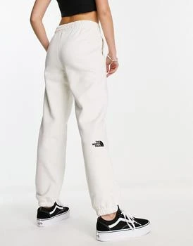 The North Face | The North Face Essential oversized joggers in cream Exclusive at ASOS,商家ASOS,价格¥726