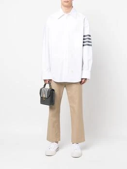 推荐THOM BROWNE MEN OVERSIZED LONG SLEEVE BUTTON DOWN SHIRT IN SOLID OXFORD WITH WOVEN 4 BAR商品