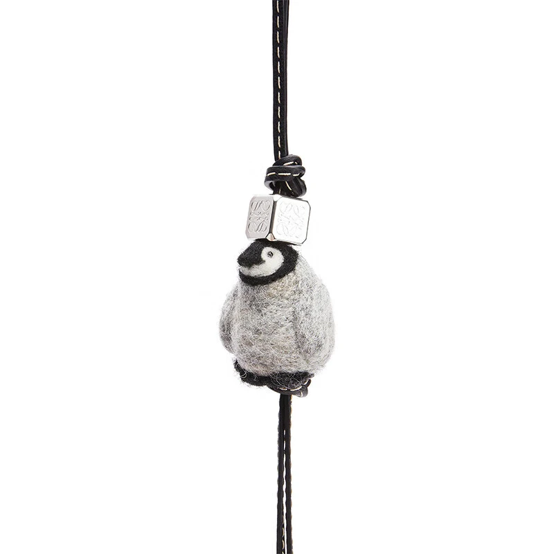 Loewe | LOEWE/罗意威 浅灰色/黑色毛毡小牛皮小企鹅吊饰,商家VPF,价格¥2882