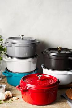 商品Staub | Staub Cast Iron 4-qt Round Cocotte,商家Urban Outfitters,价格¥2476图片