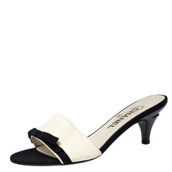 推荐Chanel Cream/Black Leather and Fabric Bow Open-Toe Slide Sandals Size 38.5商品