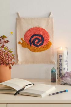 商品Urban Outfitters | Mini Tufted Flag Tapestry,商家Urban Outfitters,价格¥170图片
