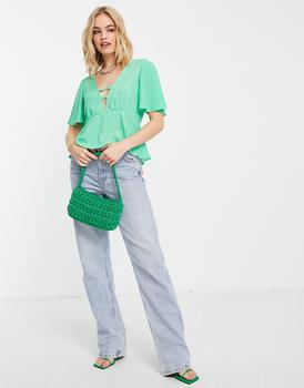 商品ASOS DESIGN tea blouse with peplum hem and angel sleeve with twist front detail in green spot图片