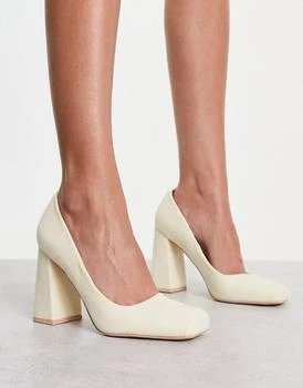 推荐RAID Petunia square toe shoes in cream faux suede商品
